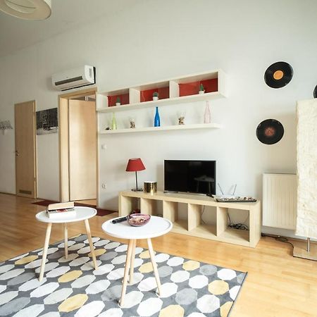 Central Apartment At Gozsdu Court, 60 Sqm, 2 Rooms With 2 Ac, Elevators, Kitchen บูดาเปสต์ ภายนอก รูปภาพ