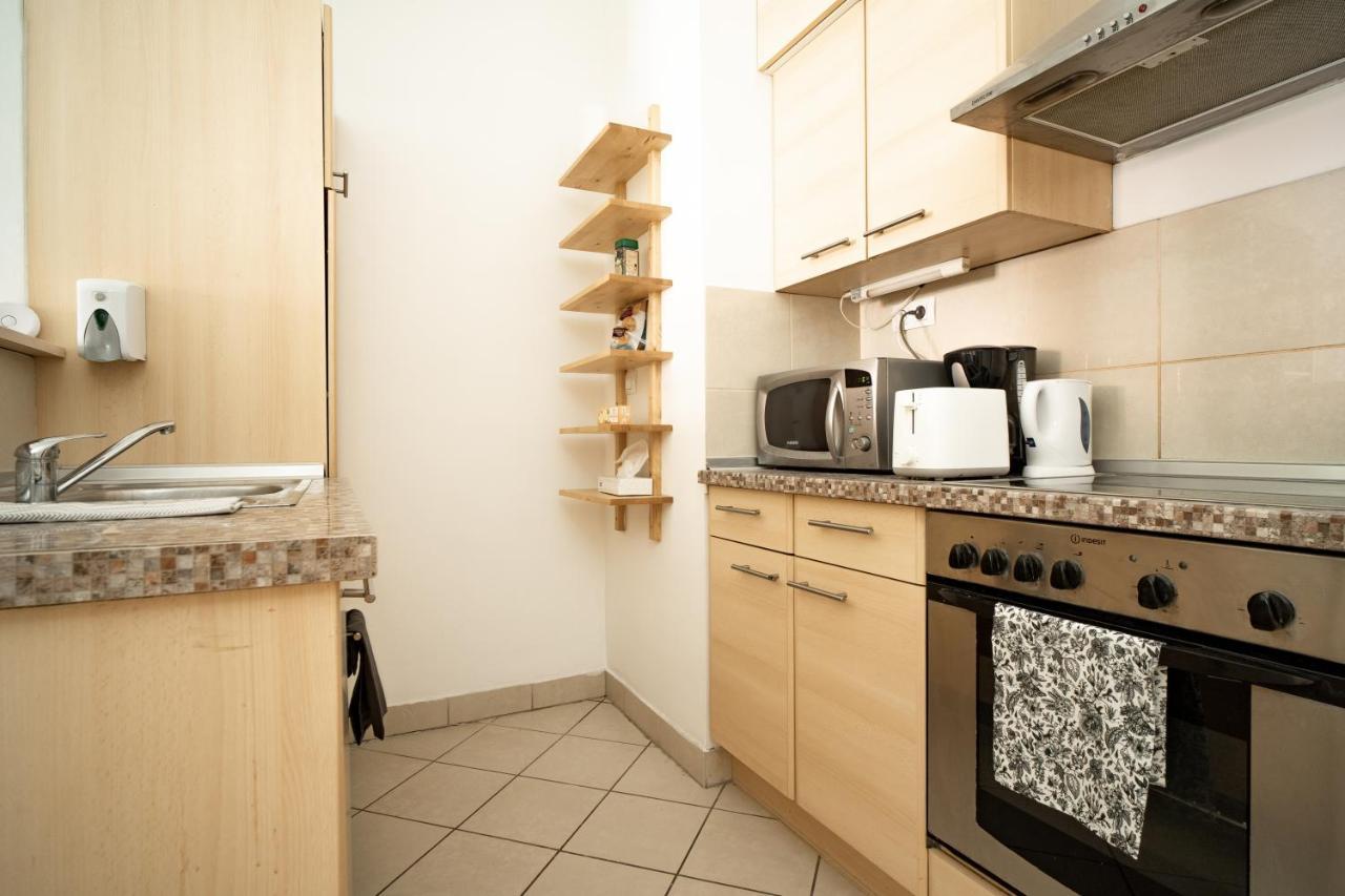 Central Apartment At Gozsdu Court, 60 Sqm, 2 Rooms With 2 Ac, Elevators, Kitchen บูดาเปสต์ ภายนอก รูปภาพ