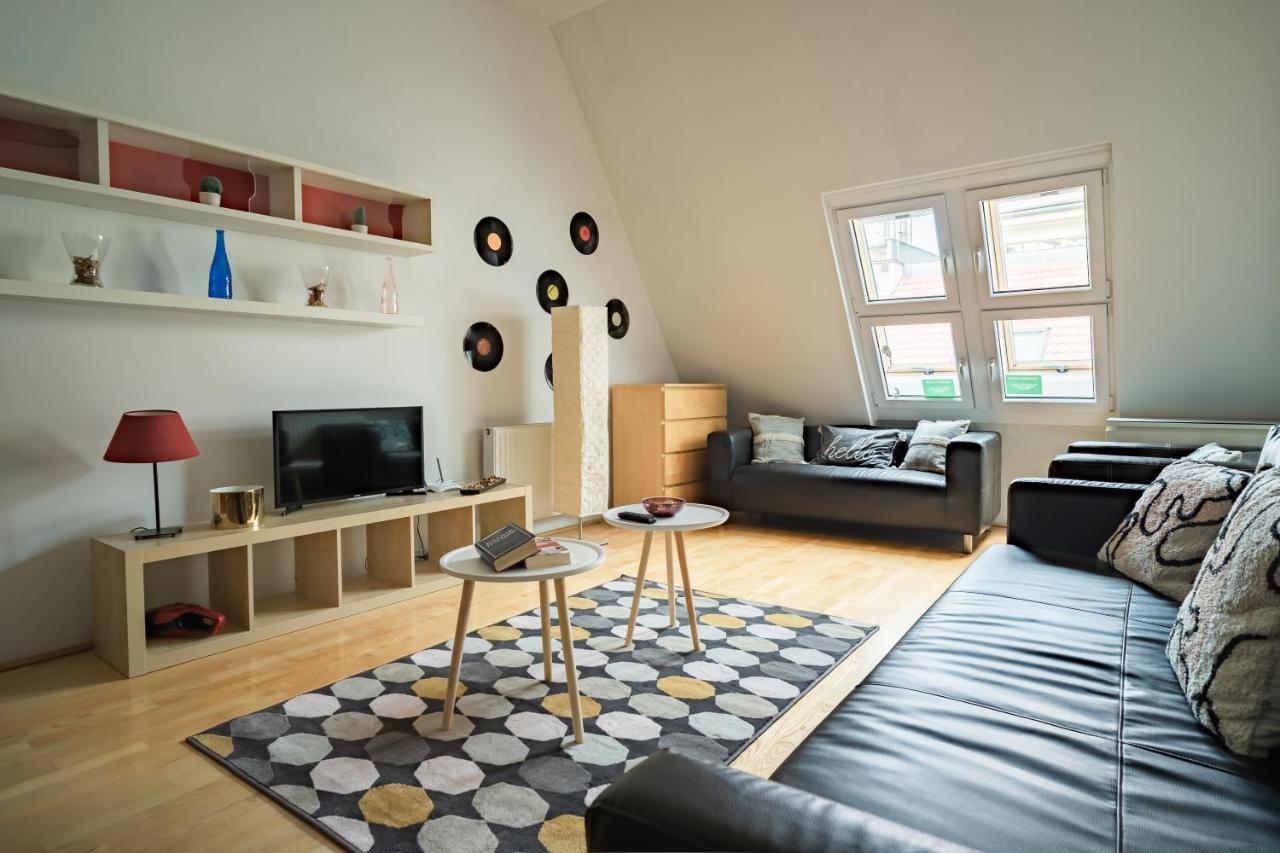 Central Apartment At Gozsdu Court, 60 Sqm, 2 Rooms With 2 Ac, Elevators, Kitchen บูดาเปสต์ ภายนอก รูปภาพ