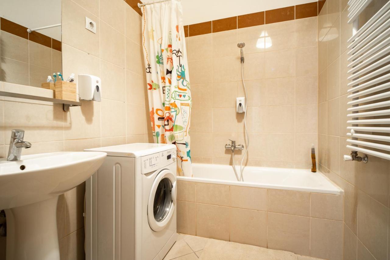 Central Apartment At Gozsdu Court, 60 Sqm, 2 Rooms With 2 Ac, Elevators, Kitchen บูดาเปสต์ ภายนอก รูปภาพ