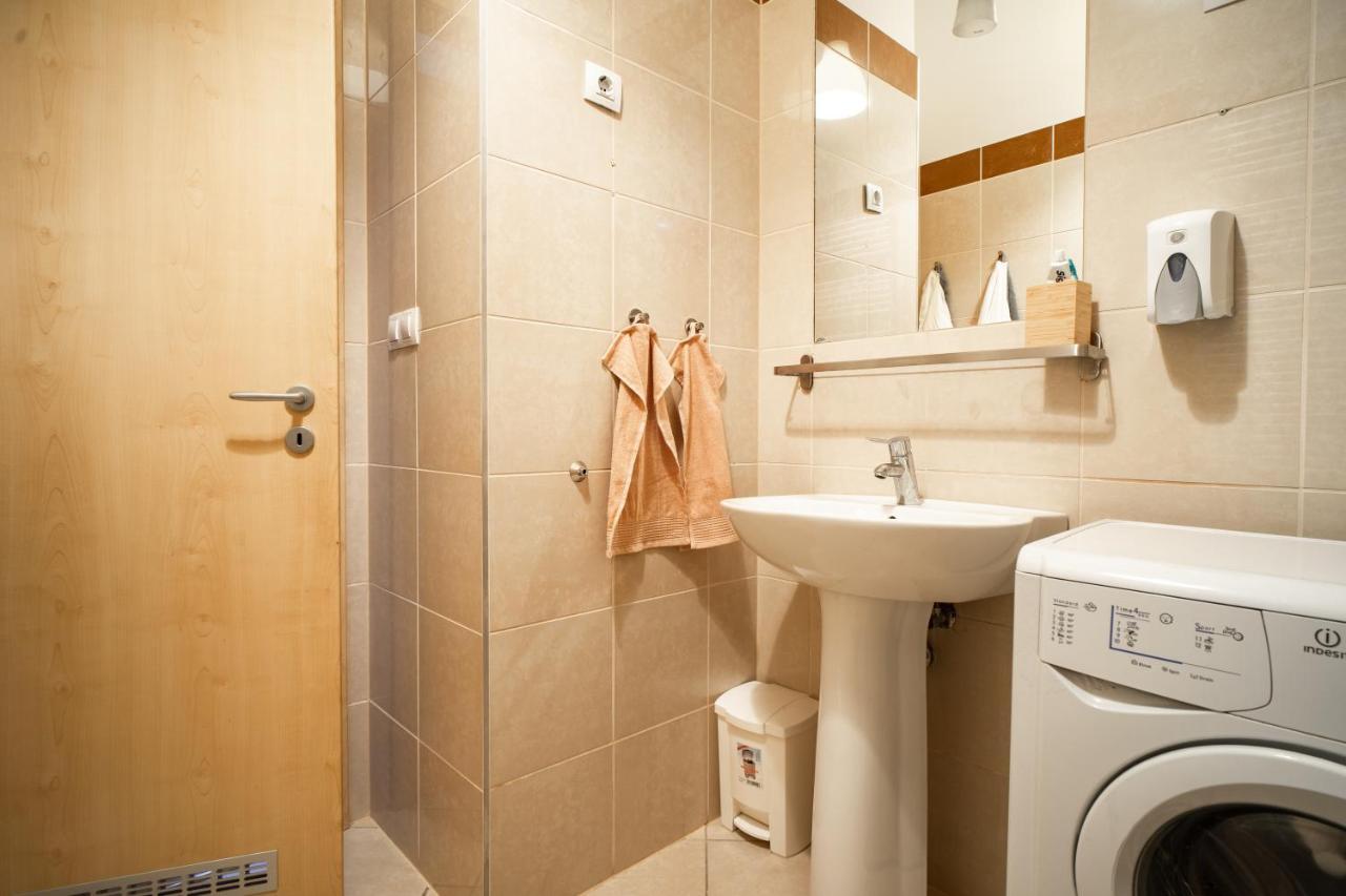 Central Apartment At Gozsdu Court, 60 Sqm, 2 Rooms With 2 Ac, Elevators, Kitchen บูดาเปสต์ ภายนอก รูปภาพ